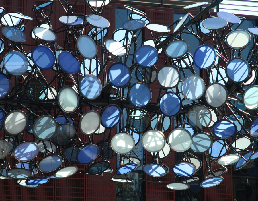 A variety of glass and switch-glass panels designed by parametric modeling form the skin of the cloud-inspired sculptures